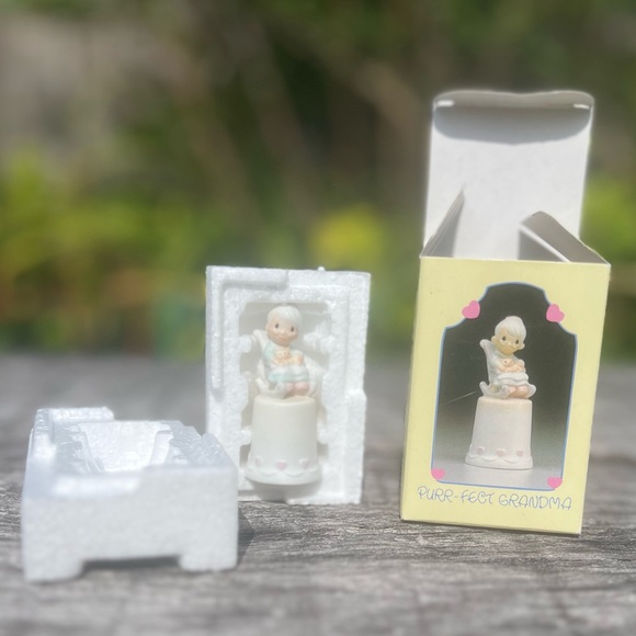 Precious Moments purr-Fect grandma porcelain thimble - Picture 3 of 3